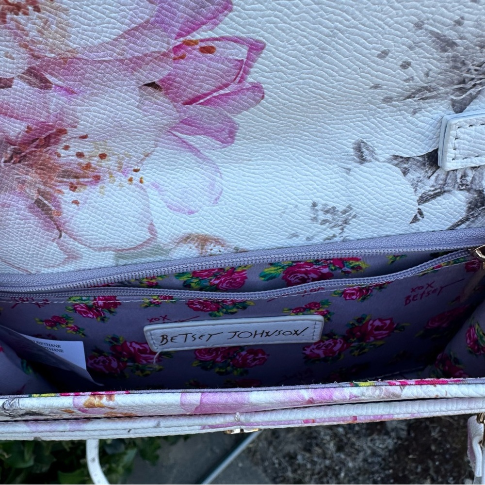 Betsey Johnson White/Gold Floral Small Crossbody Bag/Purse Adjustable Strap - Picture 5 of 5